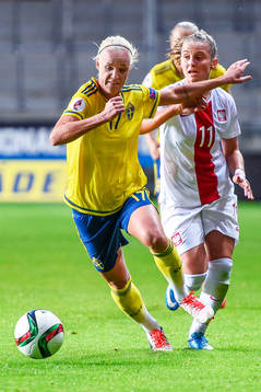 Sveriges Caroline Seger och Polens Ewelina Kamczyk