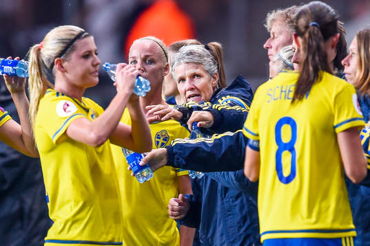 Sveriges förbundskapten Pia Sundhage coachar
