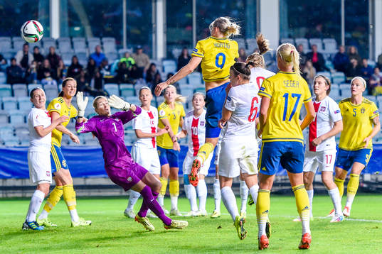 Sveriges Lina Hurtig gör 1-0 på nickboll