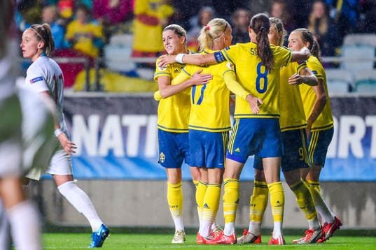 Sveriges Olivia Schough jublar med lagkamraterna
