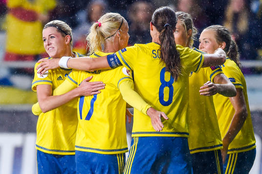 Sveriges Olivia Schough jublar med lagkamraterna