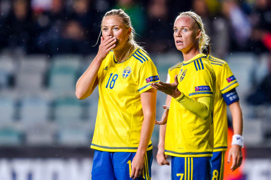 Sveriges Fridolina Rolfö och Caroline Seger deppar
