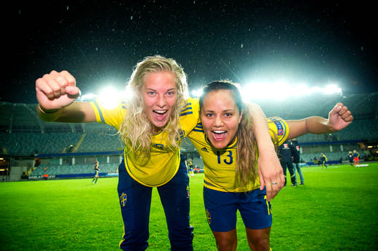 Sveriges Lina Hurtig och Malin Diaz jublar