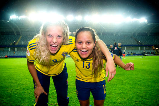 Sveriges Lina Hurtig och Malin Diaz jublar