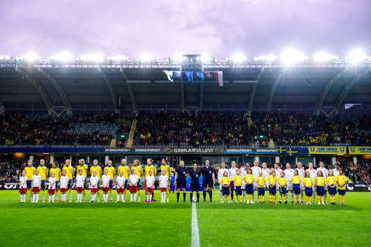 Sveriges och Polens spelare står uppställda vid lineup