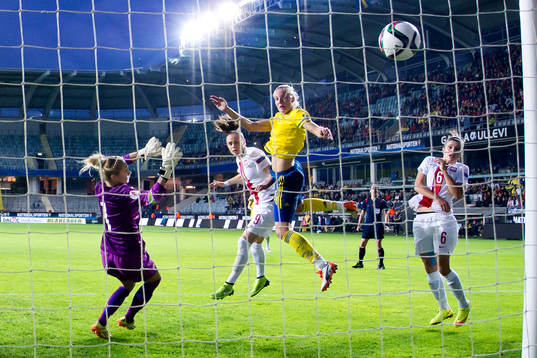Sveriges Lina Hurtig nickar bollen till 1-0