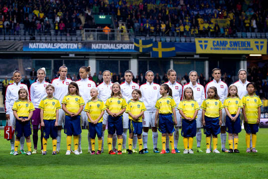 Polens spelare vid lineup innan EM-kvalmatchen i fotboll