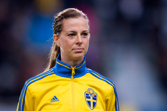 Sveriges Lotta Schelin vid lineup innan EM-kvalmatchen i