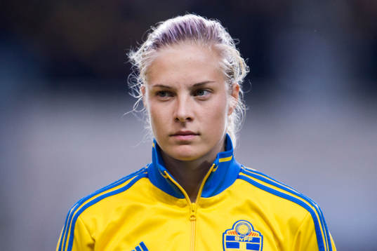 Sveriges Lina Hurtig vid lineup innan EM-kvalmatchen i