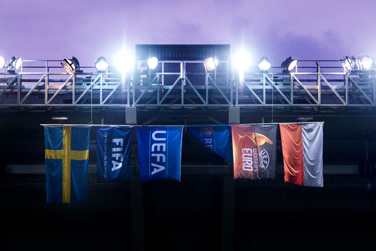 Sveriges och Polens flagga hänger på Gamla Ullevi