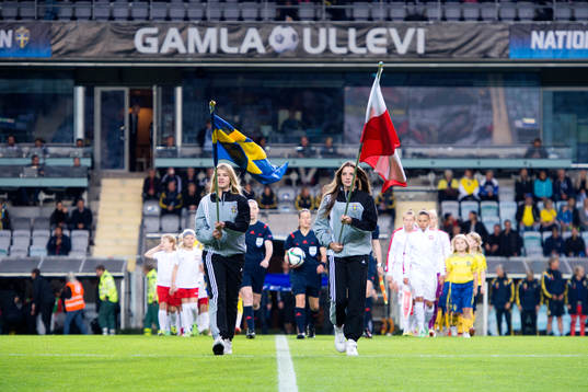 Lagen går in på arenan innan EM-kvalmatchen i fotboll