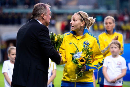 a landskamp och uppvaktas av Fotbollförbundets ordförande