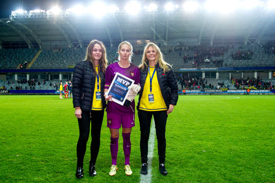 Petra Backström och Maja Hörberg från ICA delar ut pris