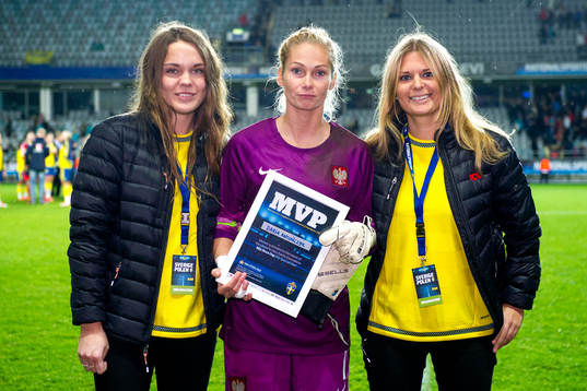 Petra Backström och Maja Hörberg från ICA delar ut pris