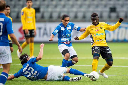 Elfsborgs Jamy Makindu stoppas av Norrbys Mergim Shala