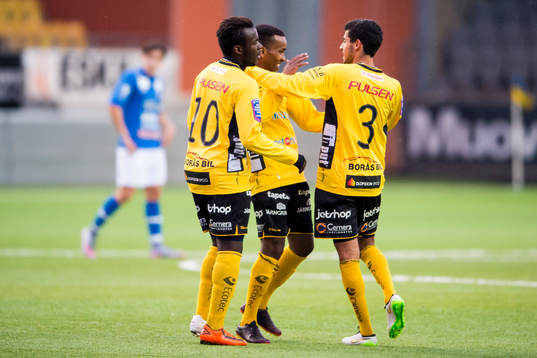 Elfsborgs Aydrus Hassan Ibrahim (mitt i bild) kramas om