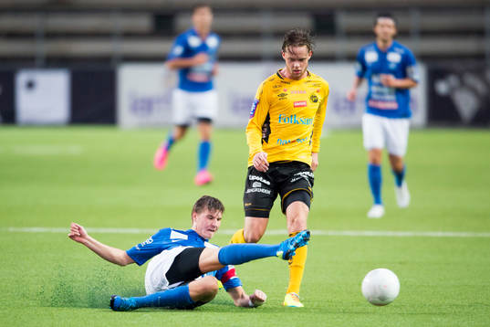 Norrbys Andreas Bäckland Dahlqvist bryter bollen av