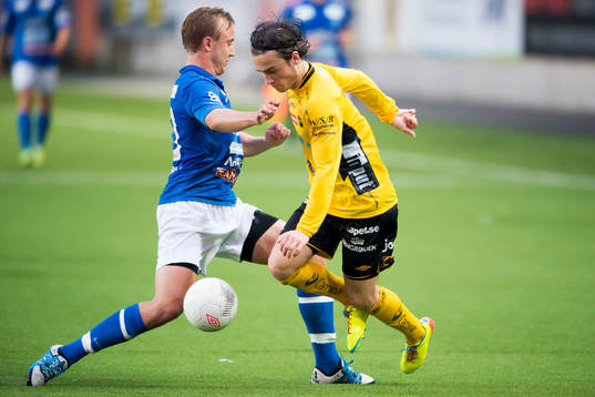 Elfsborgs Oskar Nar stoppas av Norrbys Marcus Pedersen