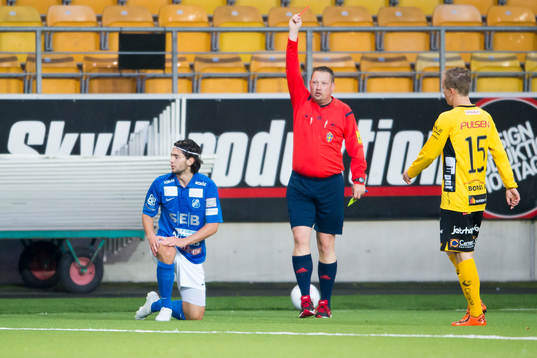 Domare Patrik Nilsson ger Norrbys Mergim Shala rött kort