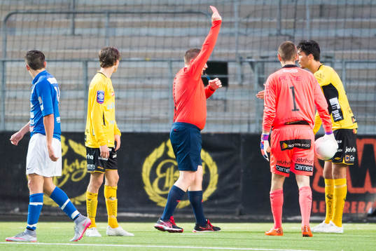 Elfsborgs Arber Sahiti (h) får rött kort