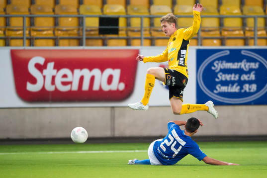 Elfsborgs Johan Andersson tar sig förbi Norrbys Abbas