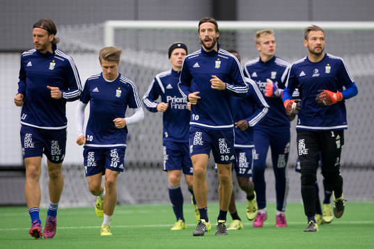 IFK Göteborgs värmer upp, fr.v. Gustav Svensson, Riku