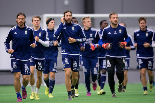 IFK Göteborgs värmer upp, fr.v. Gustav Svensson, Riku
