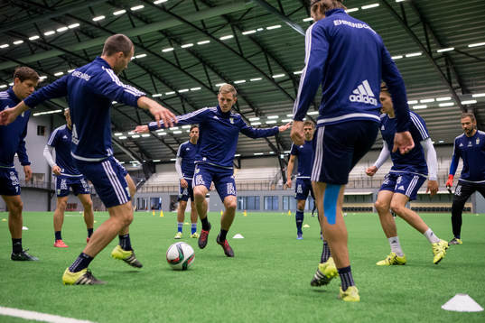IFK Göteborgs Sören Rieks jagar bollen i kvadraten