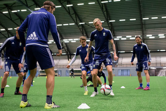 IFK Göteborgs Riku Riski pressar Sebastian Eriksson i