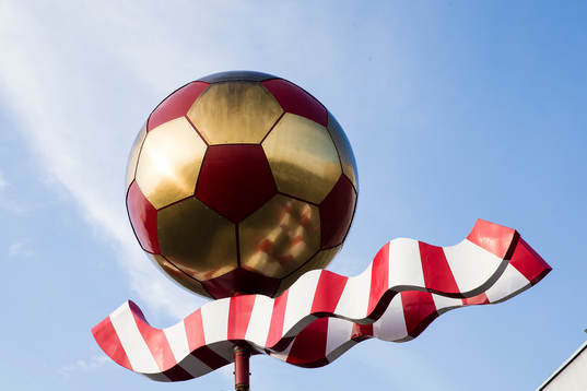 Staty utanför Guldfågeln arena