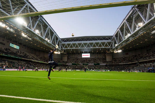 Gefles målvakt Emil Hedvall värmer upp