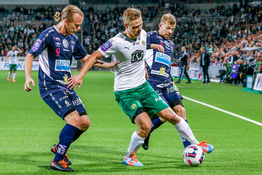 Hammarbys Erik Israelsson i en kamp med Gefles Jesper