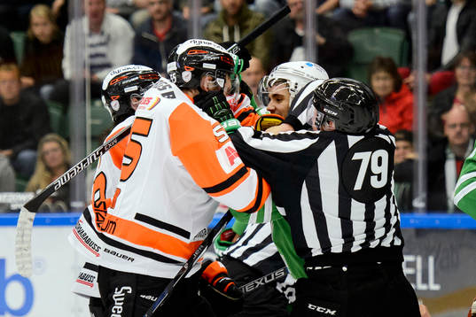 Karlskronas Tom Linder boxas (v) med Rögles Jesper Jensen