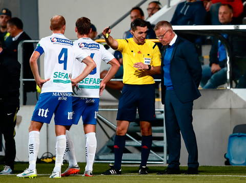 Norrköpings tränare Jan Andersson reagerar på gult kort