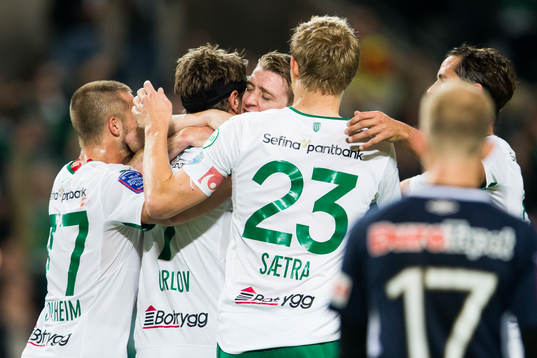 Hammarbys Jakob Orlov gör 1-0 och gratuleras av Hammarbys