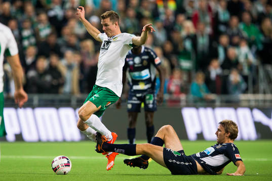 Hammarbys Richard Magyar dras omkull av Gefles Johan Oremo