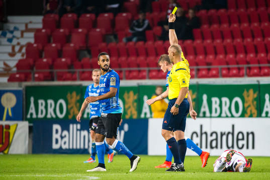 Halmstads Junes Barny tilldelas gult kort av domare Robert