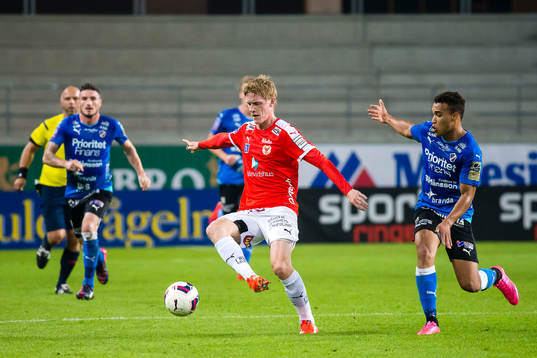 Kalmars Rasmus Elm jagas av Halmstads Matthew Rusike
