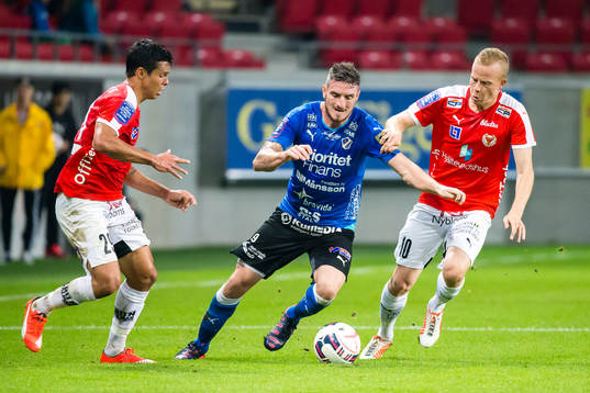 Halmstads James Keene jagas av Kalmars Romário Pereira