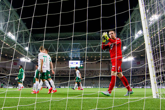 Hammarbys målvakt Ögmundur Kristinsson firar med publiken