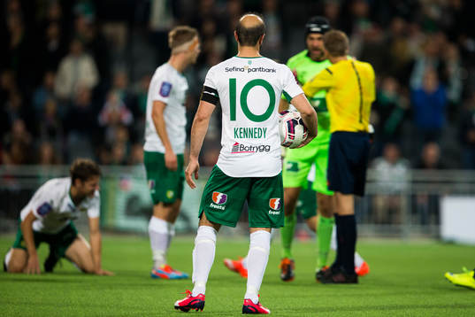 Hammarbys Kennedy Bakircioglu väntar på att få slå en