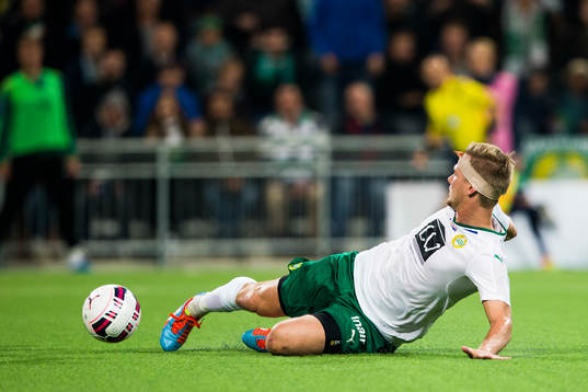 Hammarbys Erik Israelsson petar in 3-0 för Hammarby