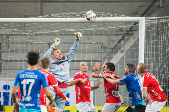 Kalmars målvakt Lars Cramer boxar bort bollen