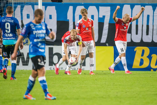 Kalmars Stefan Larsson jublar