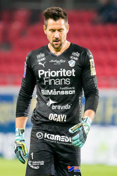 Halmstads målvakt Stojan Lukic deppar