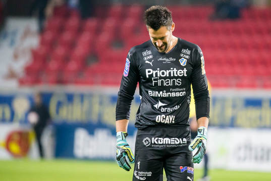 Halmstads målvakt Stojan Lukic deppar