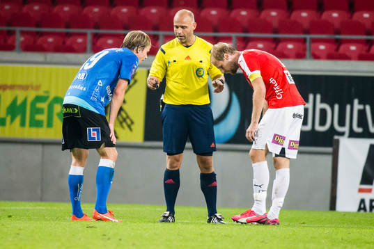 Domare Robert Daradic pratar med Halmstads Snorre