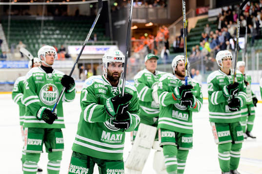 Rögles Taylor Matson jublar och tackar sina supporters