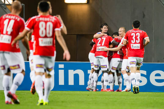 Kalmars Romário Pereira Sipião blir omfamnad och jublar