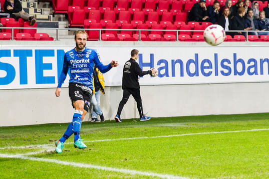 Halmstads Jesper Westerberg slår en hörna